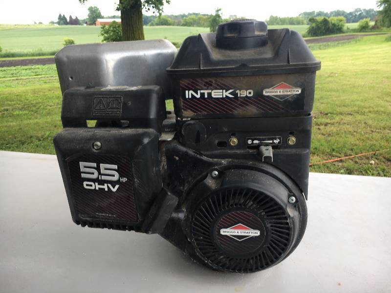 lot 15 image: Briggs and Stratton 5.5HP Motor