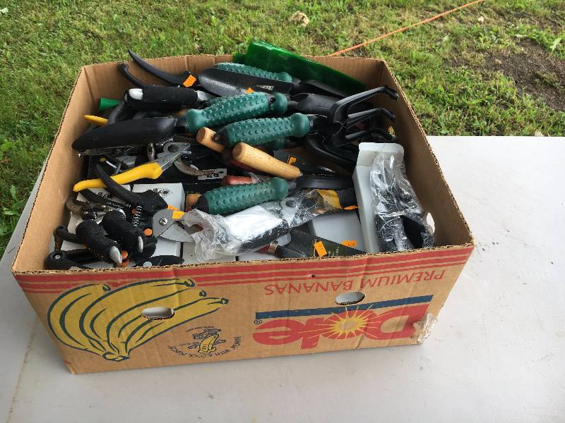 lot 16 image: Lot of Garden Tools