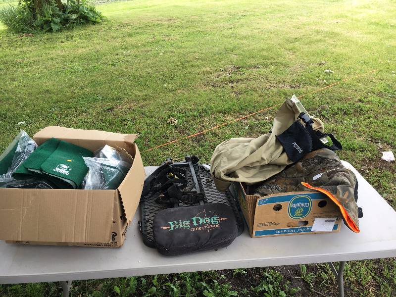 lot 34 image: Sportsmans Lot - Gun Cleaning Pad, Deer Stand & Waders