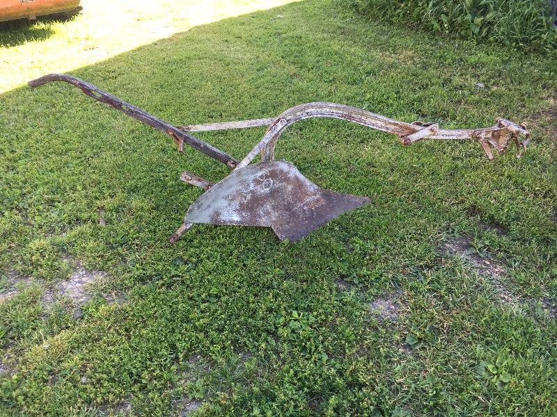 lot 40 image: John Deere Plow