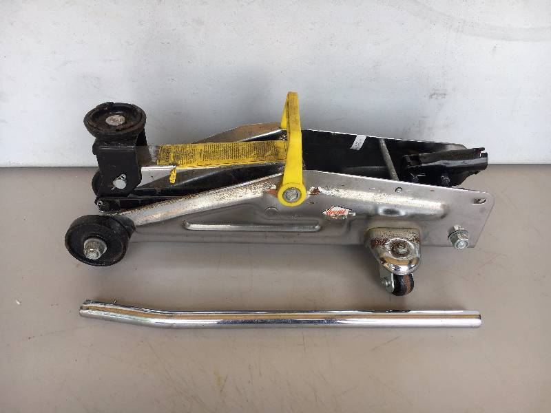lot 74 image: Car Jack