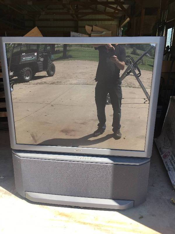 lot 86 image: Sony 52 TV