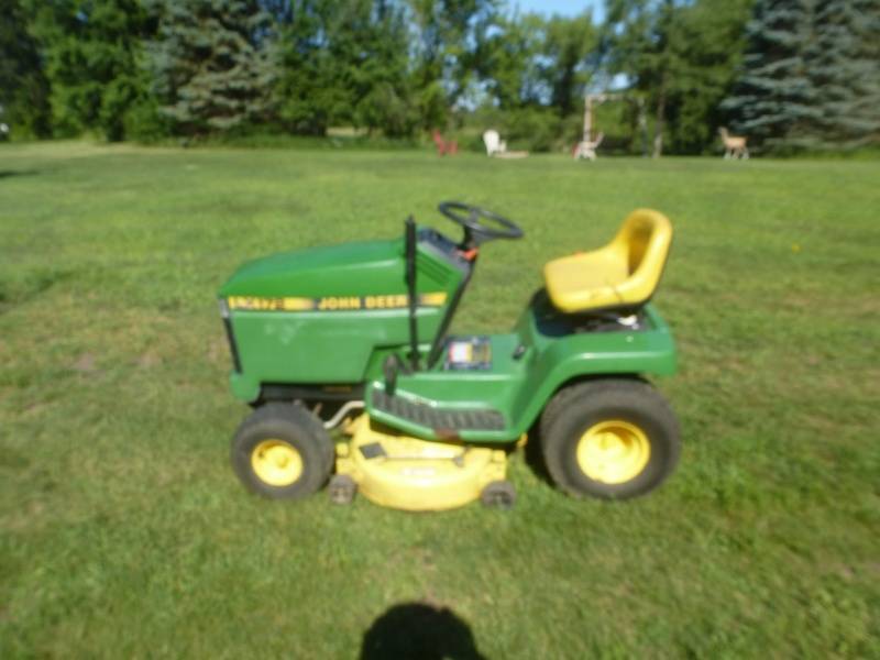 John Deere LX 172 Lawn Tractor