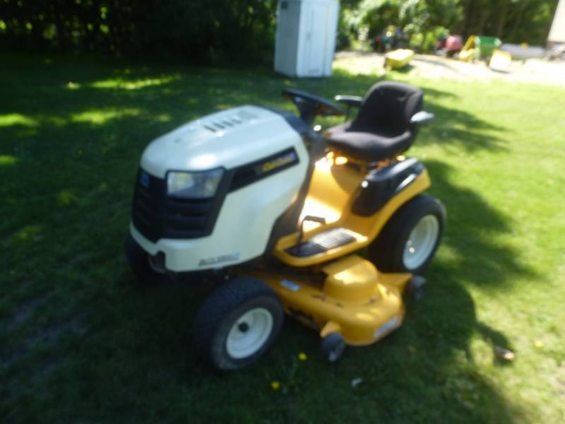 Cub Cadet SLTX 1054 VT Lawn Tractor