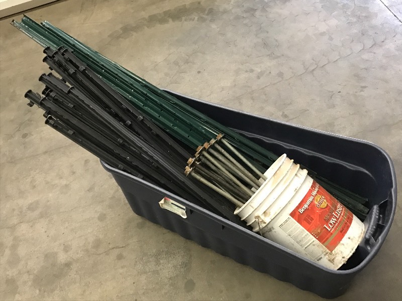 lot 7 image: Tub Of Assorted Lawn & Garden Stake...