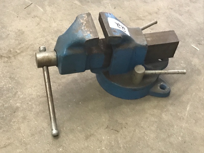 lot 22 image: Adjustable Benchtop Vise With 3 Ja...