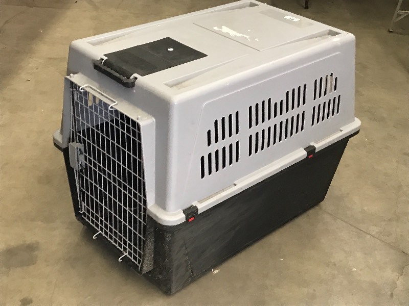 lot 89 image: Ferplast Large Sized Travel Kennel ...