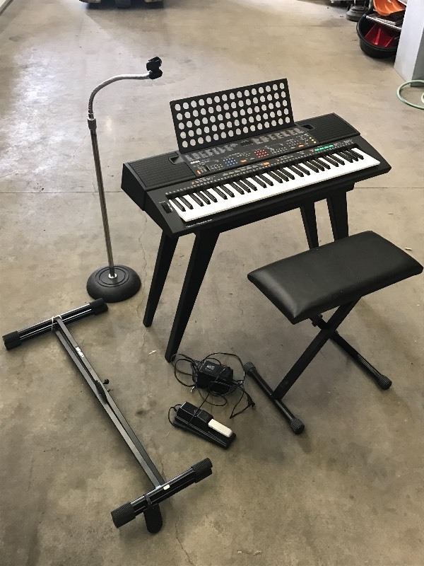 lot 90 image: Yamaha PSR-85 Electric Keyboard Com...