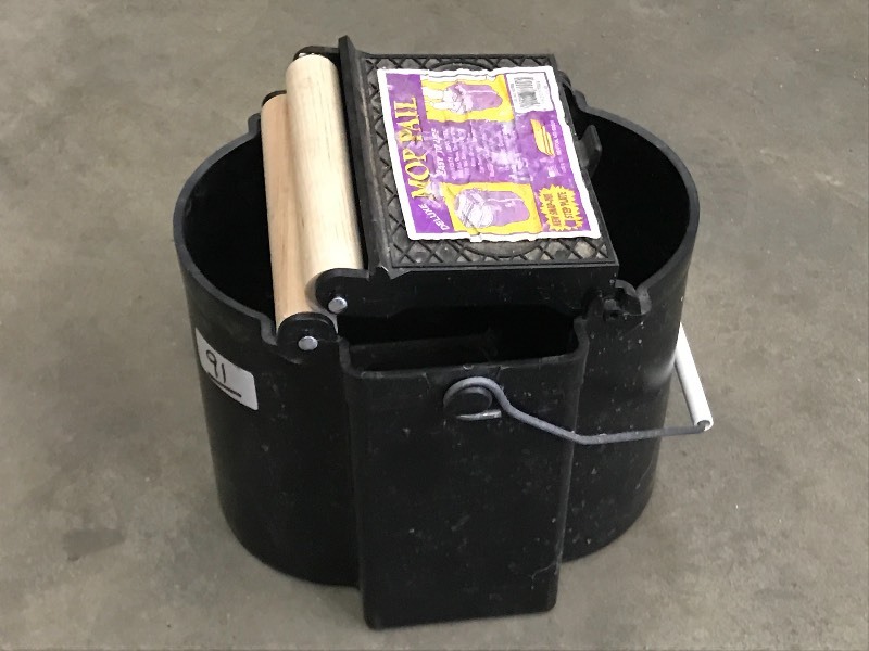 lot 91 image: Lightweight Mop Pail With Ringer ...