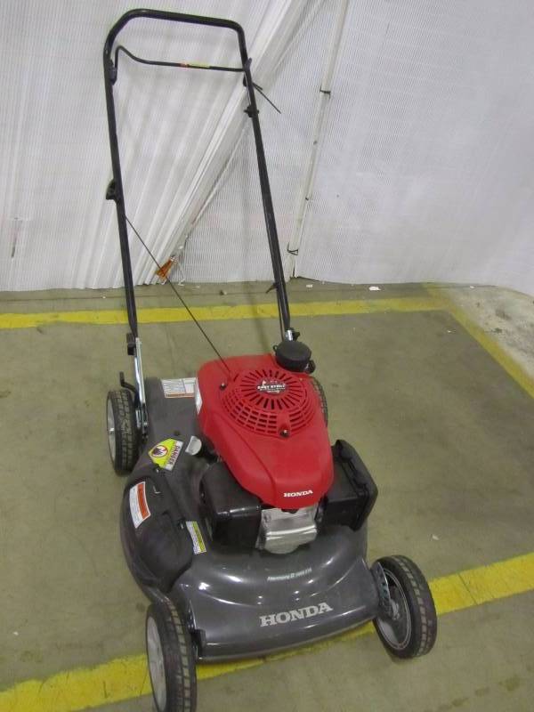 lot 3 image: Honda 21 in. Push Walk-Behind Gas Mower