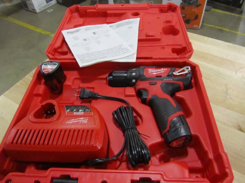 lot 69 image: Milwaukee M12 12-Volt Lithium-Ion 38 in. Cordless DrillDriver Kit