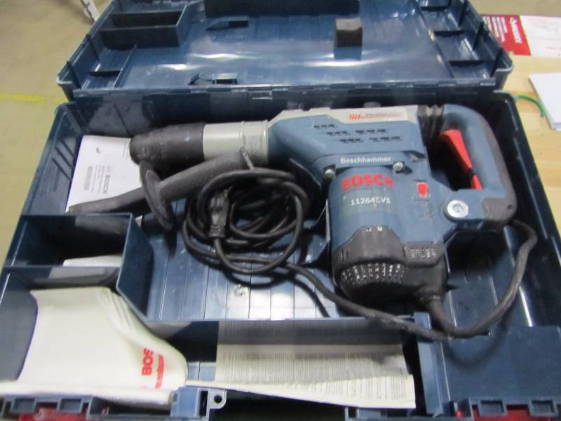 lot 85 image: Bosch 13 Amp 1-58 in. Corded Rotary Hammer