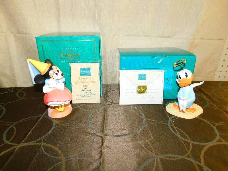 lot 400 image: CLASSICS WALT DISNEY COLLECTIONS FIGURINES