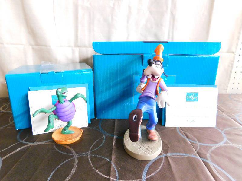 lot 402 image: CLASSICS WALT DISNEY COLLECTIONS FIGURINES