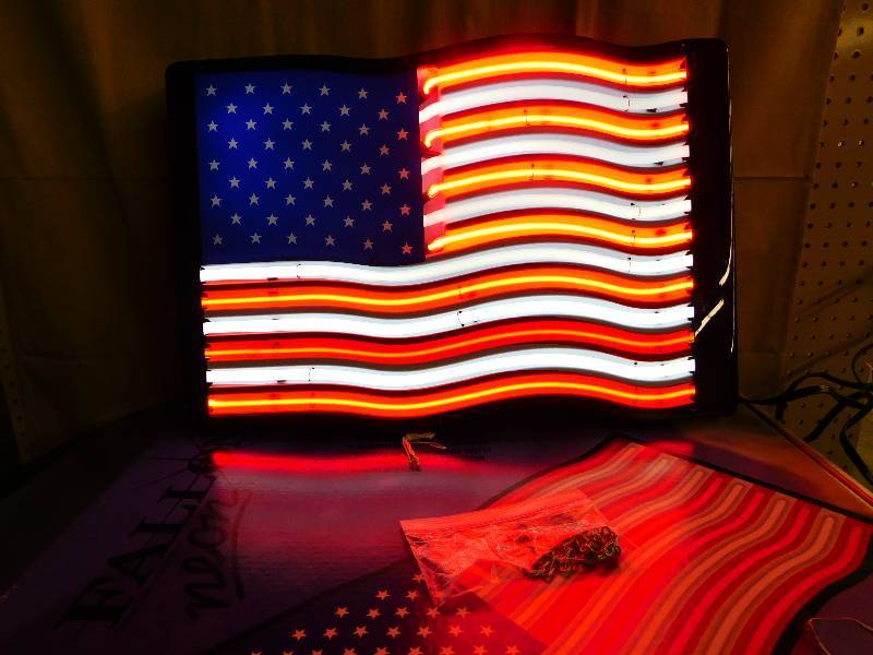 lot 403 image: UNITED STATES FLAG, NEON