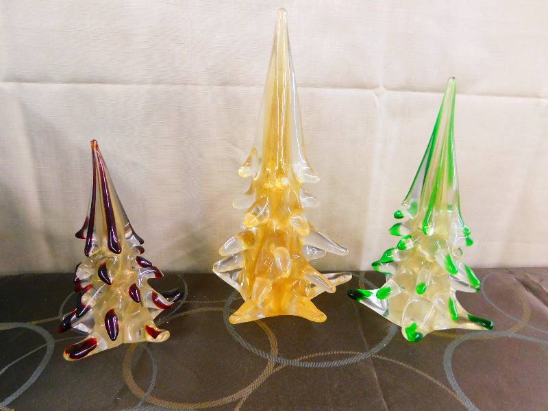 lot 408 image: 3 MURANO GLASS CHRISTMAS TREES