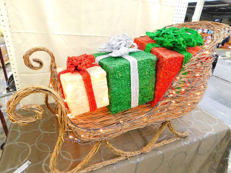 lot 426 image: SLED WITH PRESENTS LIGHTED YARD DECOR