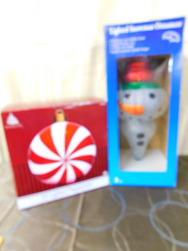 lot 429 image: 10 LIGHTED PEPPERMINT AND LIGHTED SNOWMAN ORNAMENT