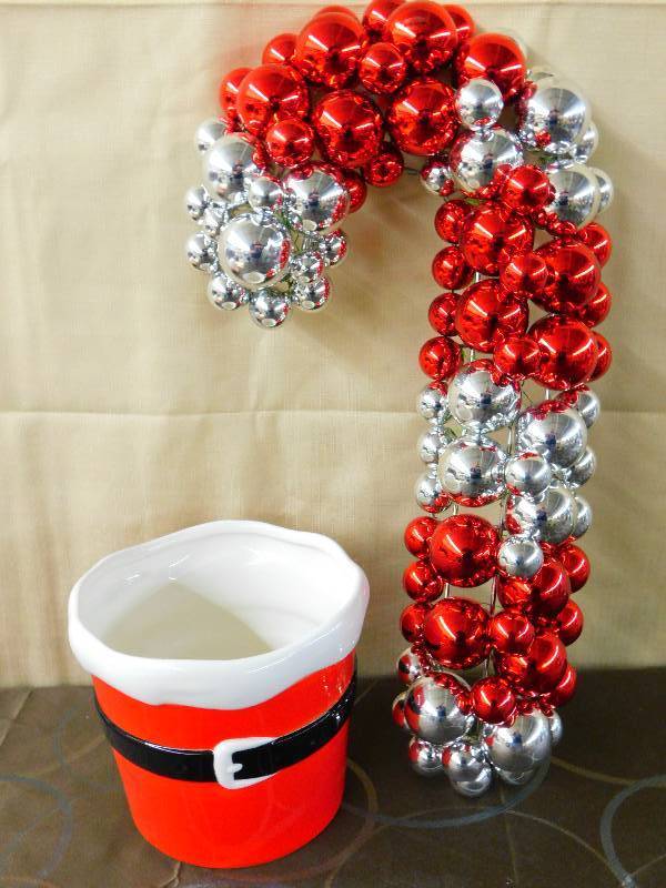 lot 431 image: CHRISTMAS DECOR