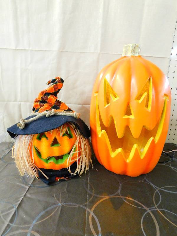 lot 433 image: HALLOWEEN DECOR