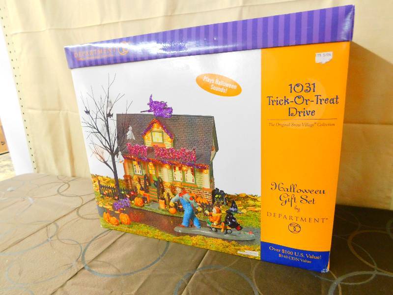 lot 437 image: HALLOWEEN TRICK OR TREAT DRIVE HOUSE FIGURINE