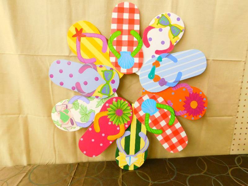 lot 439 image: FLIP FLOP WREATH