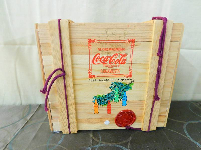 lot 442 image: COCA-COLA ORNAMENTS IN WOOD BOX