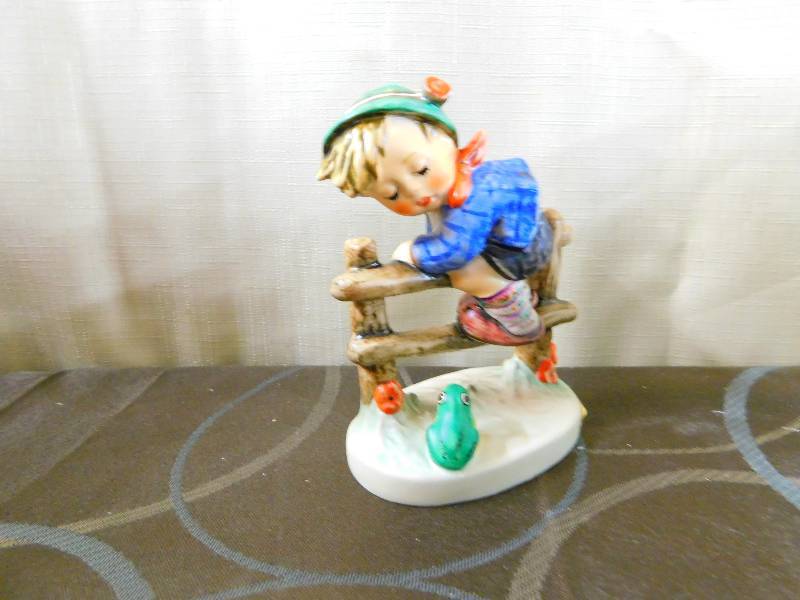 lot 449 image: HUMMEL GOEBEL FIGURINES