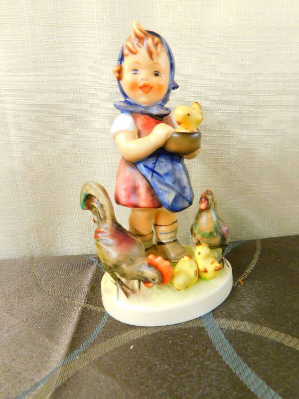 lot 451 image: HUMMEL GOEBEL FIGURINE