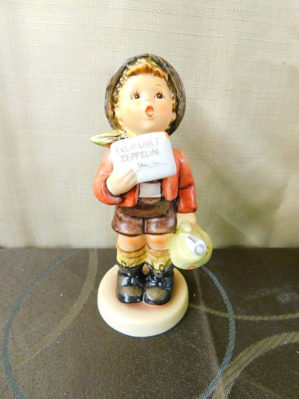 lot 452 image: HUMMEL GOEBEL FIGURINE