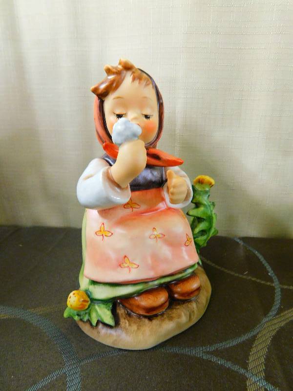 lot 454 image: HUMMEL GOEBEL FIGURINE
