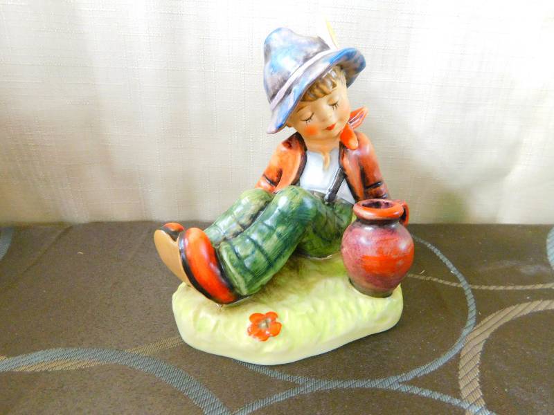 lot 455 image: HUMMEL GOEBEL FIGURINE