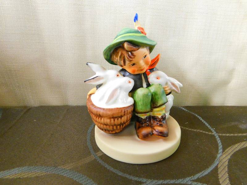 lot 456 image: HUMMEL GOEBEL FIGURINE