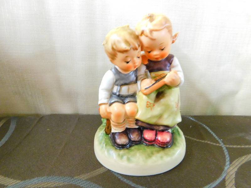 lot 457 image: HUMMEL GOEBEL FIGURINE