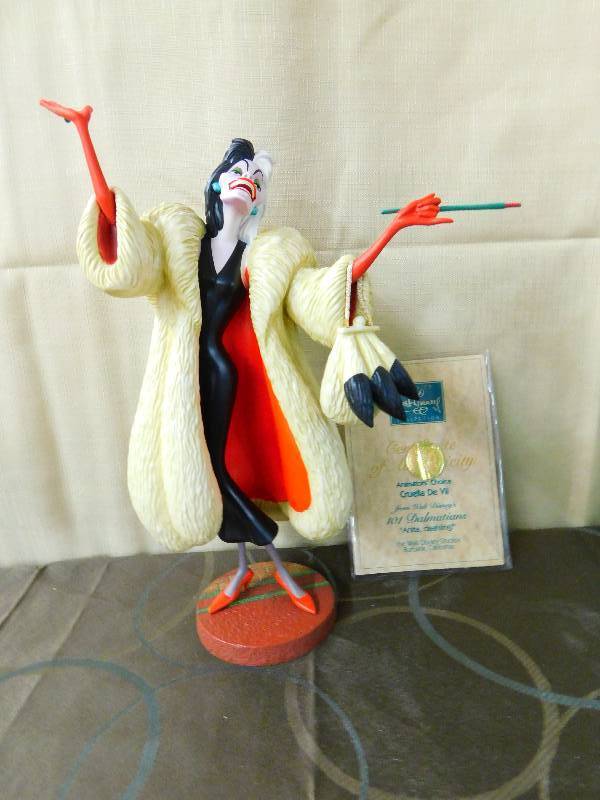 lot 458 image: CLASSICS WALT DISNEY COLLECTIONS FIGURINE