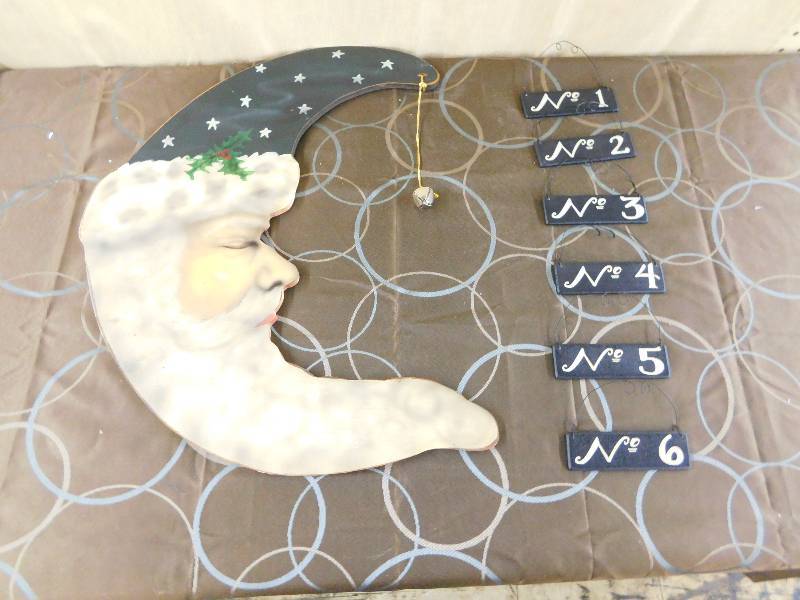 lot 468 image: HOME DECOR, SANTA MOON AND NUMBER SIGNS