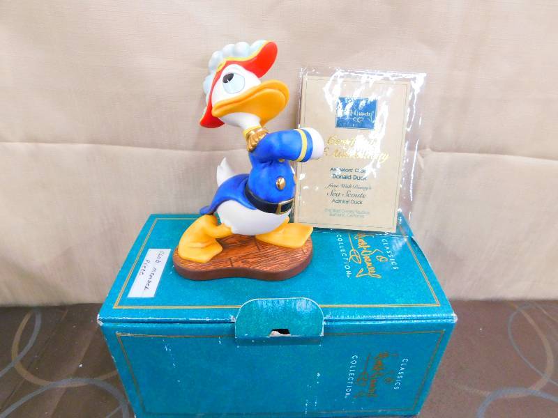 lot 472 image: CLASSICS WALT DISNEY COLLECTIONS FIGURINE