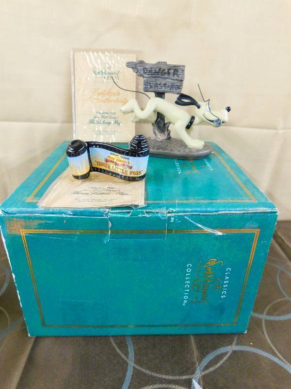 lot 476 image: CLASSICS WALT DISNEY COLLECTIONS FIGURINE