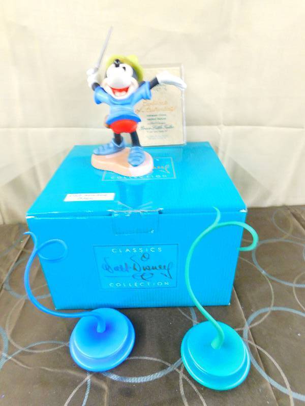 lot 491 image: CLASSICS WALT DISNEY COLLECTIONS FIGURINE