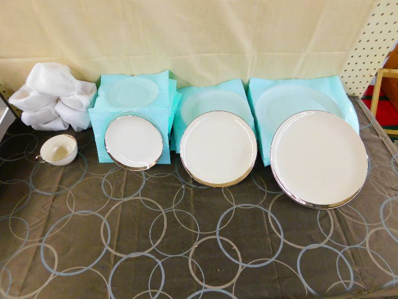 lot 494 image: PICKARD CHINA CRESCENT MOON TRIM, 40 PC SET, NEW
