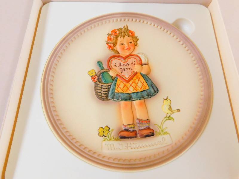 lot 507 image: HUMMEL GOEBEL COLLECTORS PLATE