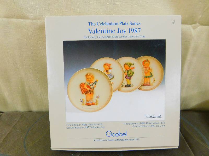 lot 510 image: HUMMEL GOEBEL COLLECTORS PLATE