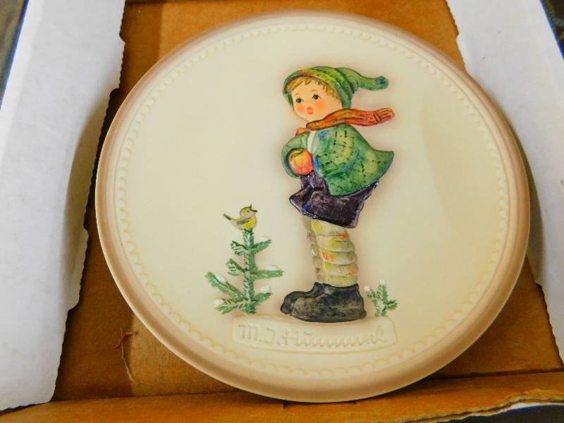 lot 512 image: HUMMEL GOEBEL COLLECTORS PLATE