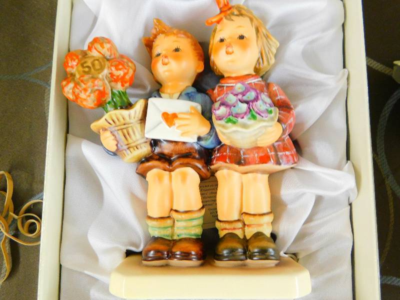 lot 513 image: HUMMEL GOEBEL COLLECTORS FIGURINE, 50TH ANNIVERSARY