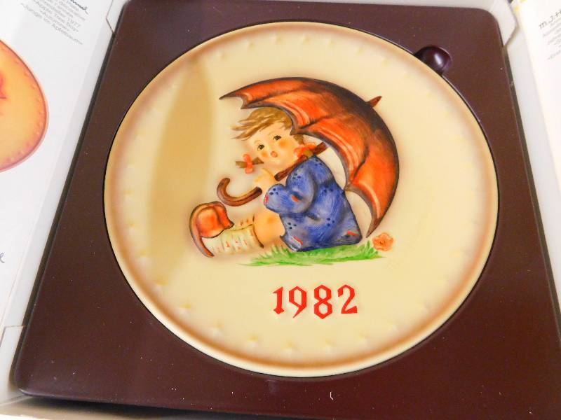 lot 515 image: HUMMEL GOEBEL COLLECTORS PLATE