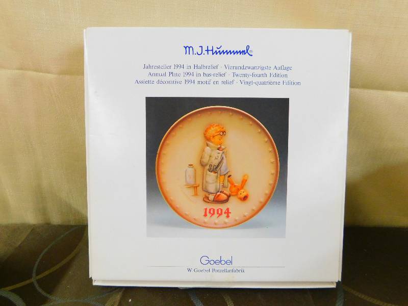 lot 517 image: HUMMEL GOEBEL COLLECTORS PLATE