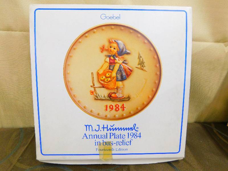 lot 519 image: HUMMEL GOEBEL COLLECTORS PLATE