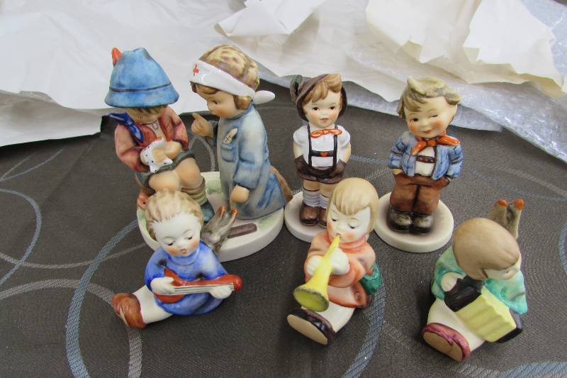 lot 539 image: HUMMEL GOEBEL FIGURINES