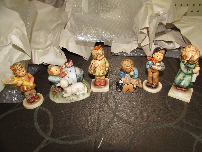 lot 540 image: HUMMEL GOEBEL FIGURINES