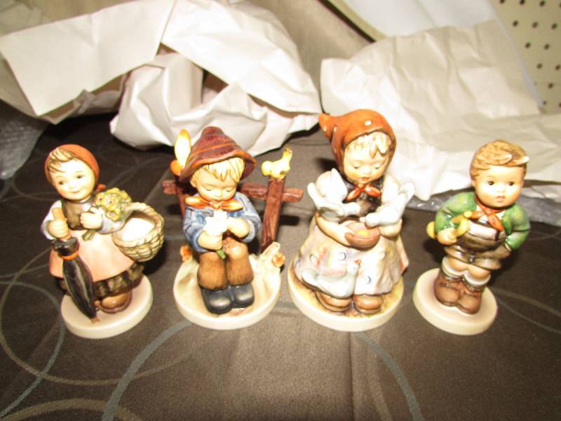 lot 541 image: HUMMEL GOEBEL FIGURINES